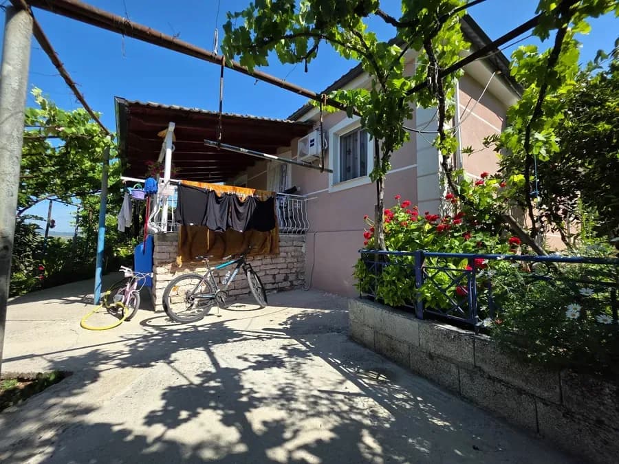 Shtëpi Private e Re e Mobiluar Plotësisht për Shitje Pranë Sarandës | 100 m²