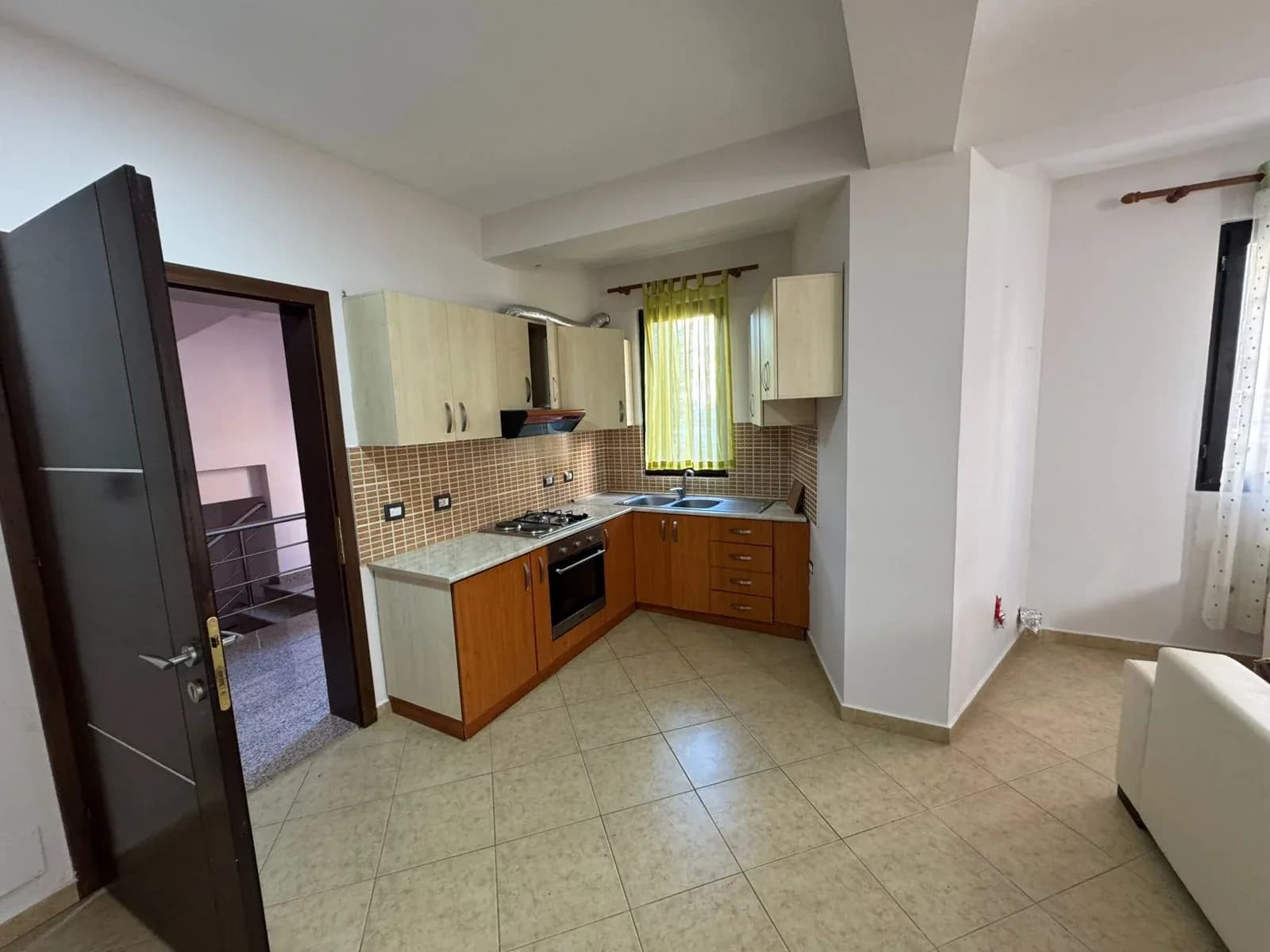 Apartament me qira në Tiranë prane “Ambasades Saudite” 3