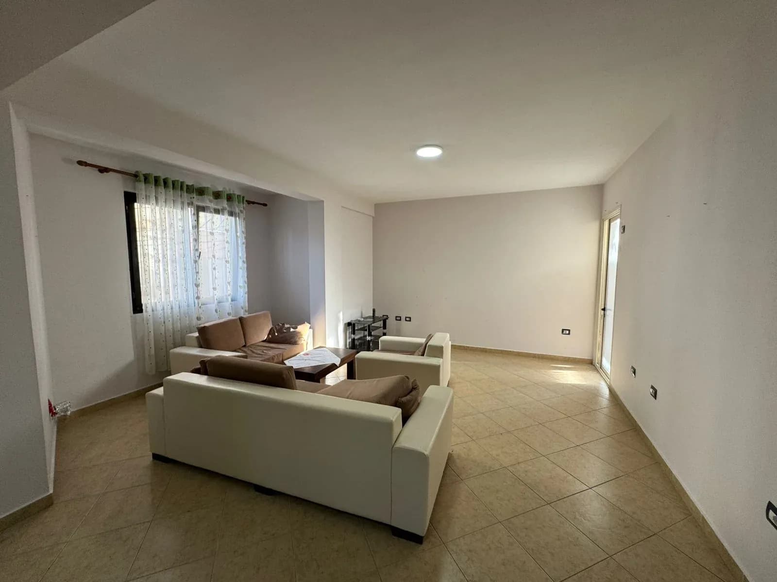 Apartament me qira në Tiranë prane “Ambasades Saudite”