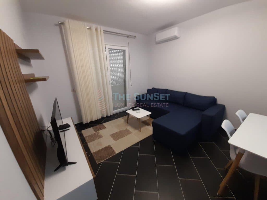 Apartament 1+1 për shitje në zonën e Shkëmbit të Kavajës