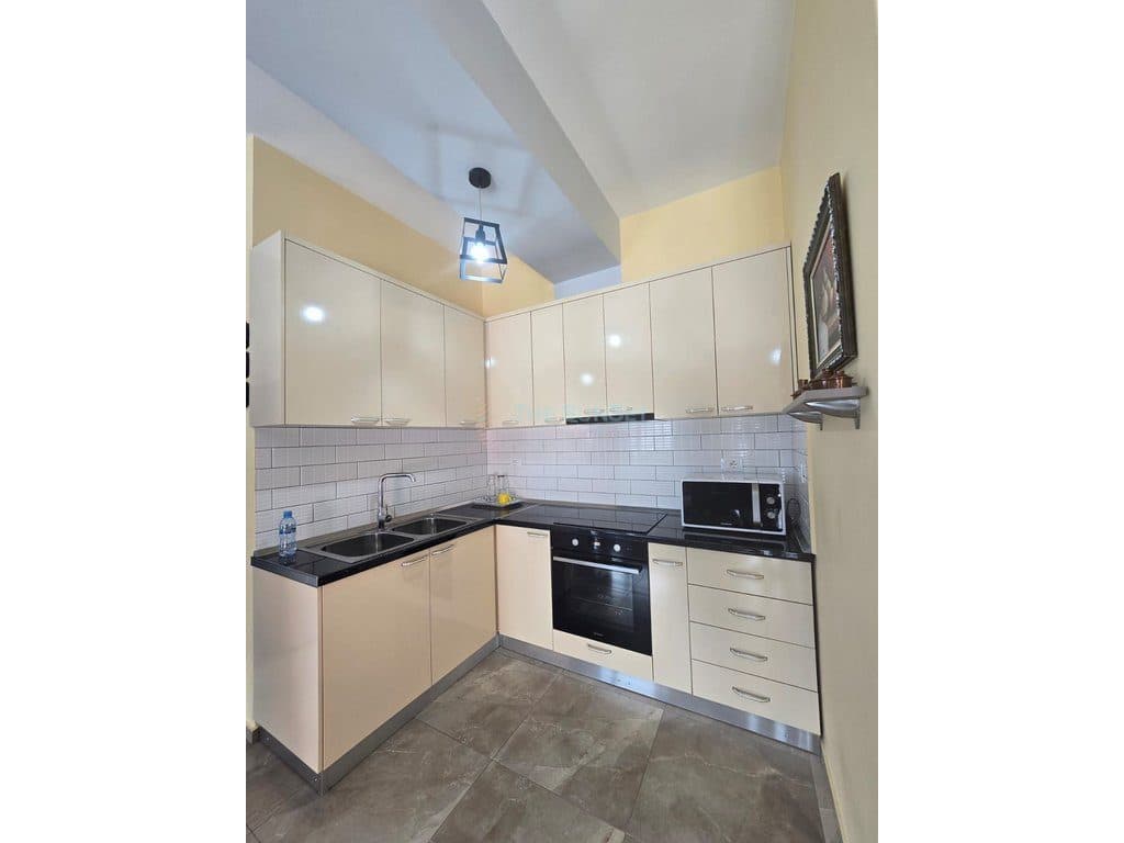 Apartament 1+1 për shitje në Rrugën Ali Demi 3