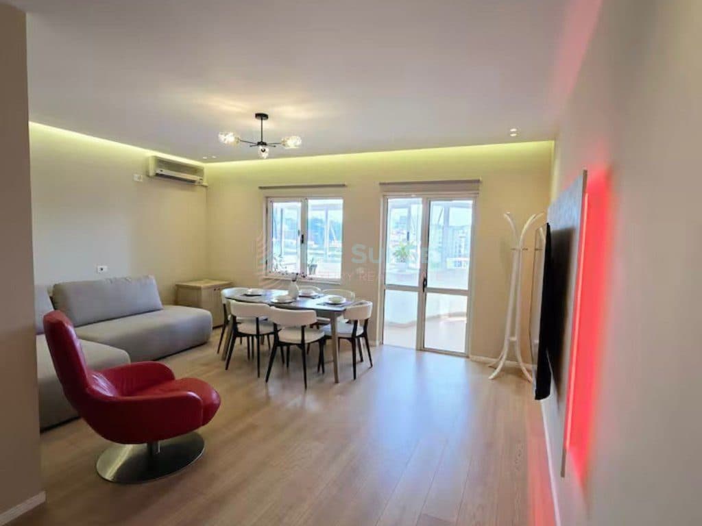 Penthouse luksoz 2+1 per qira ne Bllok 2