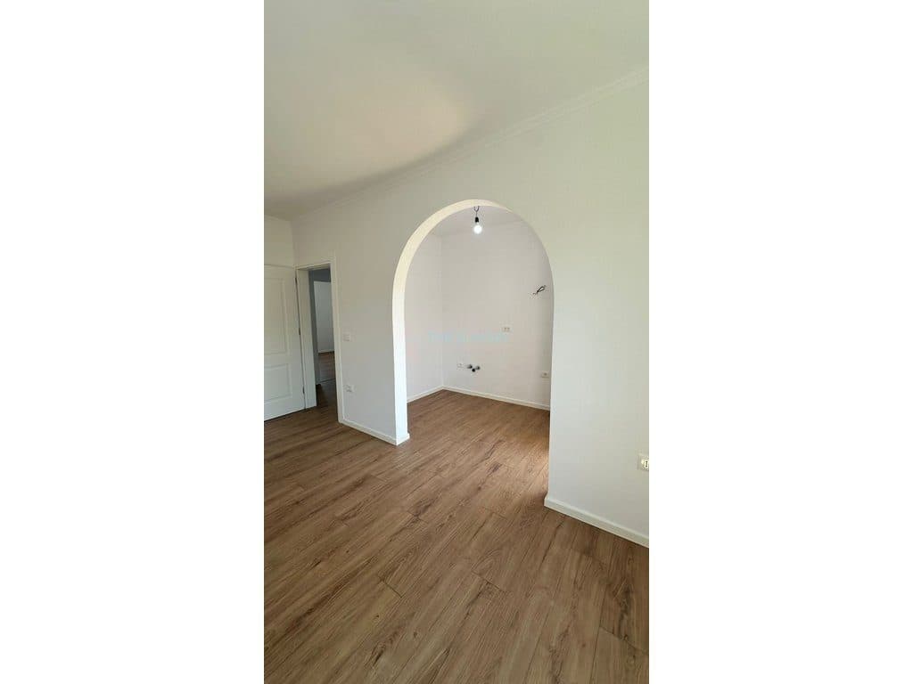 APARTAMENT 1+1 PËR SHITJE TEK SHKOLLA E KUQE