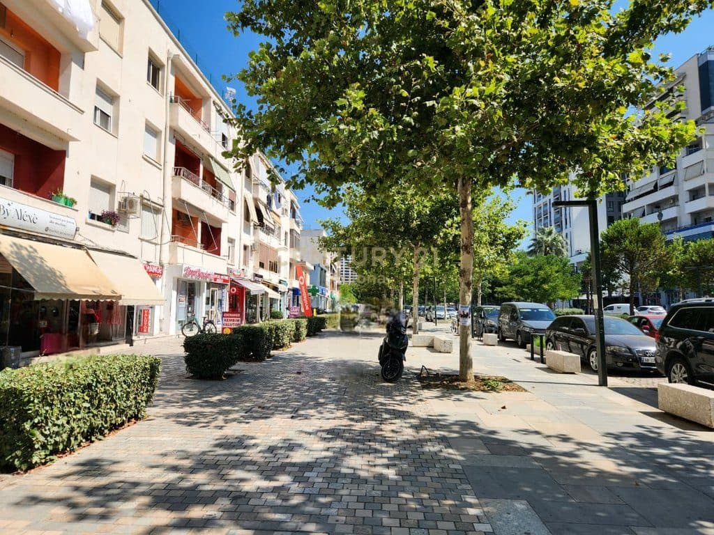 Mundësi Unike: Godinë Biznesi për Shitje në Bulevardin Kryesor, Vlorë 3