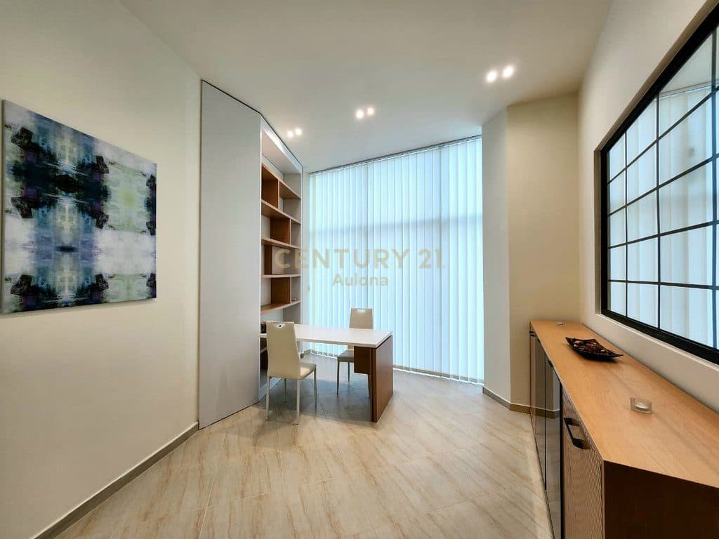 SHOP FOR RENT AT COBO CENTER NEAR LUNGOMARE 1 2