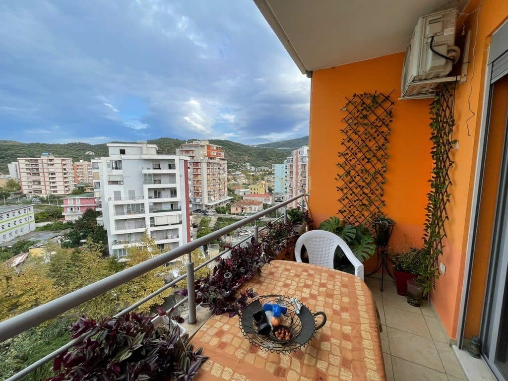 APARTAMENT ME QERA NE LUNGOMARE DERI NE 30 MAJ 2