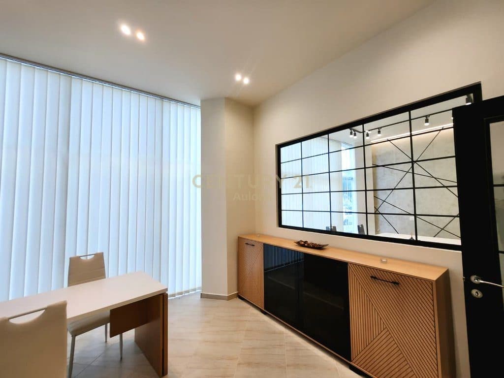 SHOP FOR RENT AT COBO CENTER NEAR LUNGOMARE 1 3