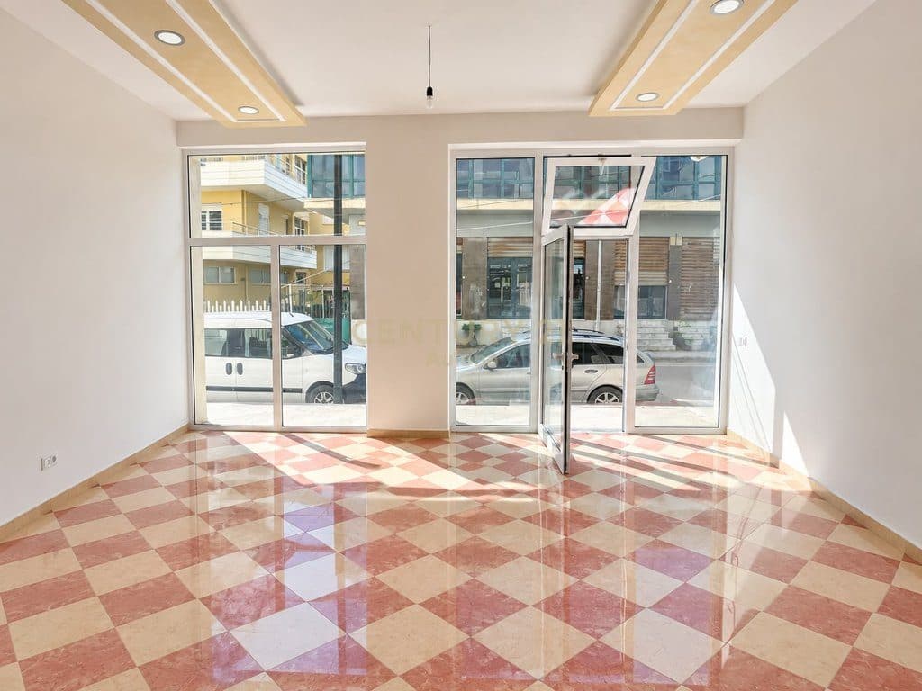 Dyqan Me Qira në Lungomare, Vlorë - 600€ 2