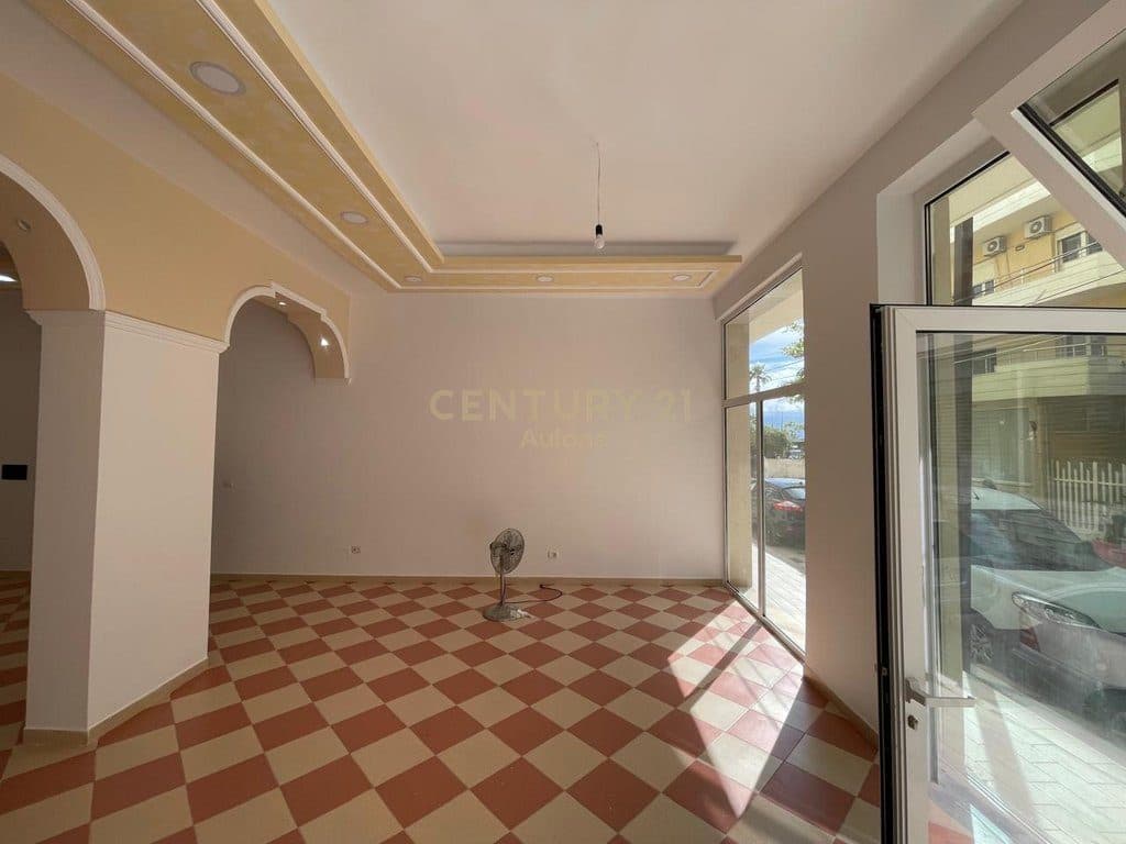 Dyqan Me Qira në Lungomare, Vlorë - 600€ 3