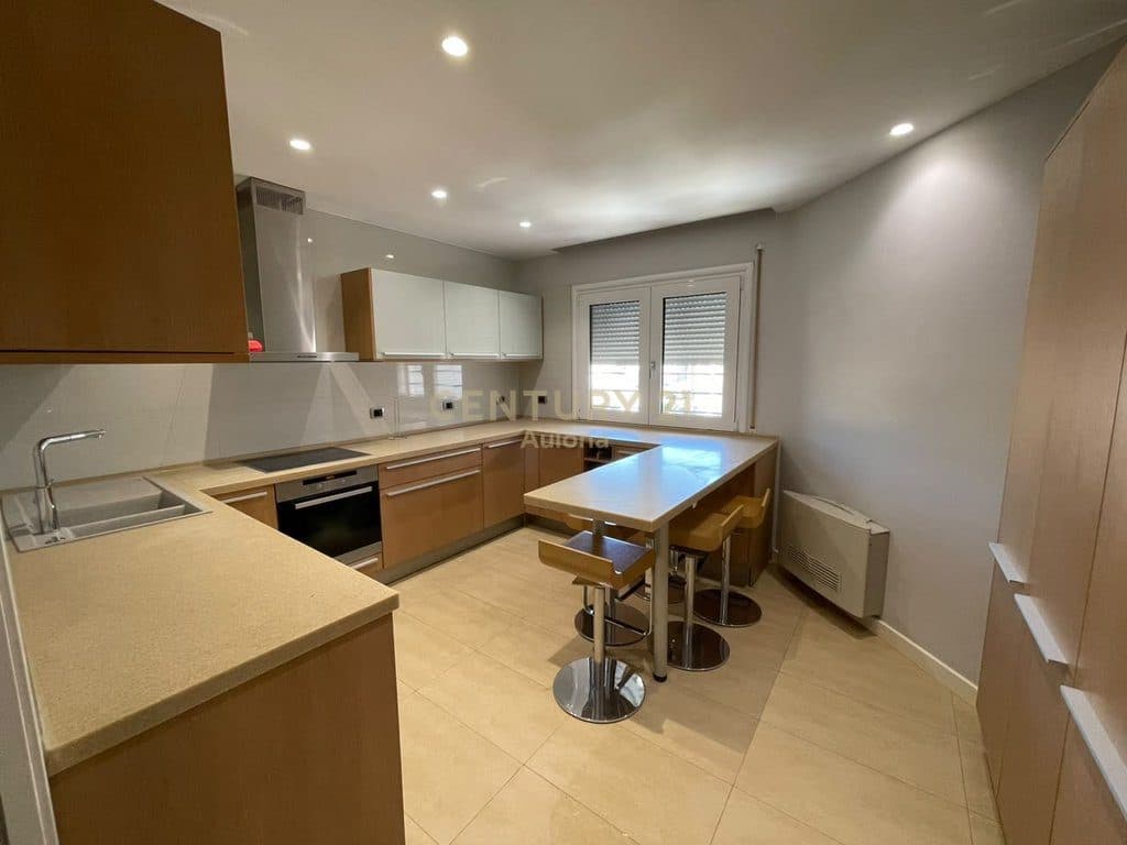 SUPER APARTAMENT KOMOD DHE HAPESIRE PER NJE FAMILJE TE MADHE NE QENDER TE VLORES 2