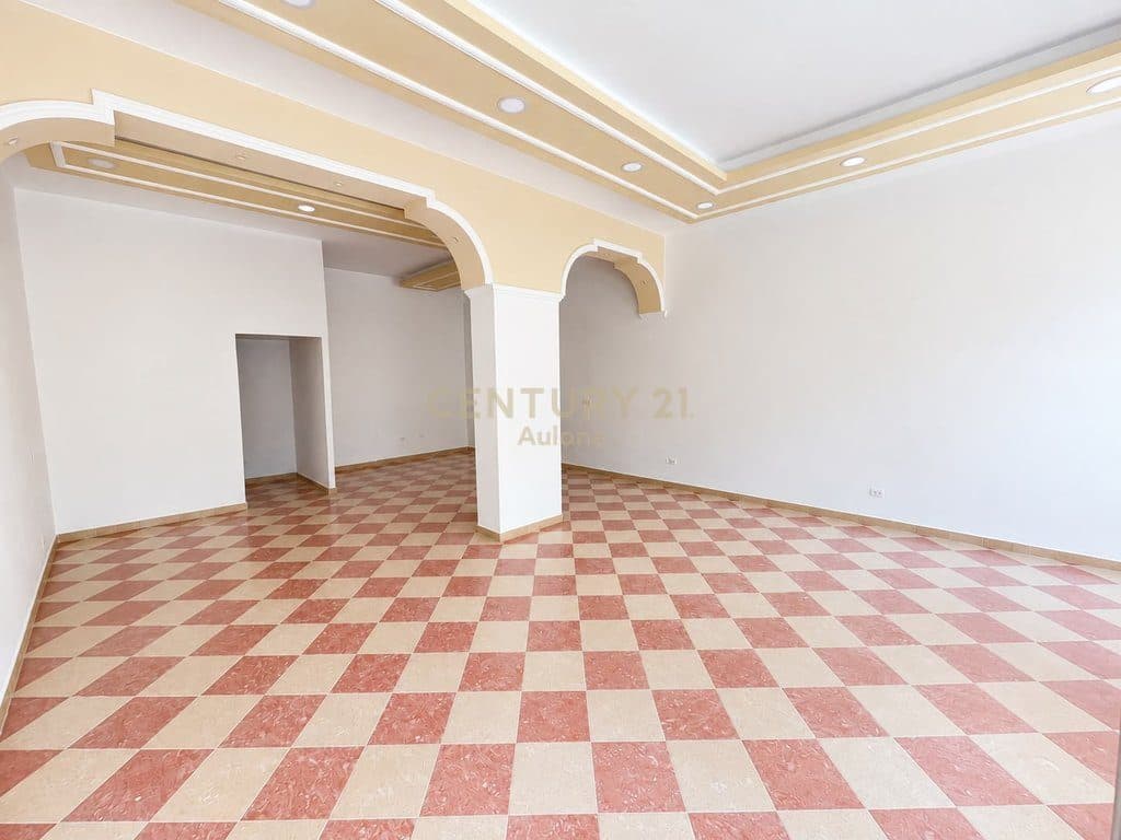 Dyqan Me Qira në Lungomare, Vlorë - 600€ 3