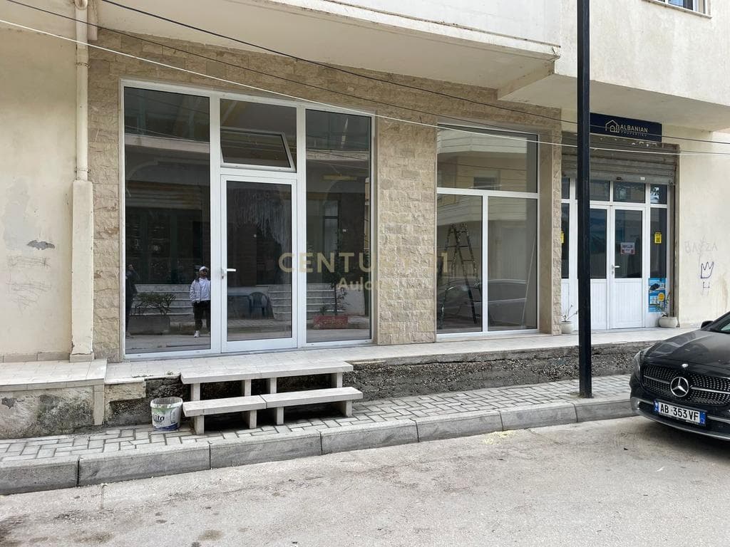 Dyqan Me Qira në Lungomare, Vlorë - 600€