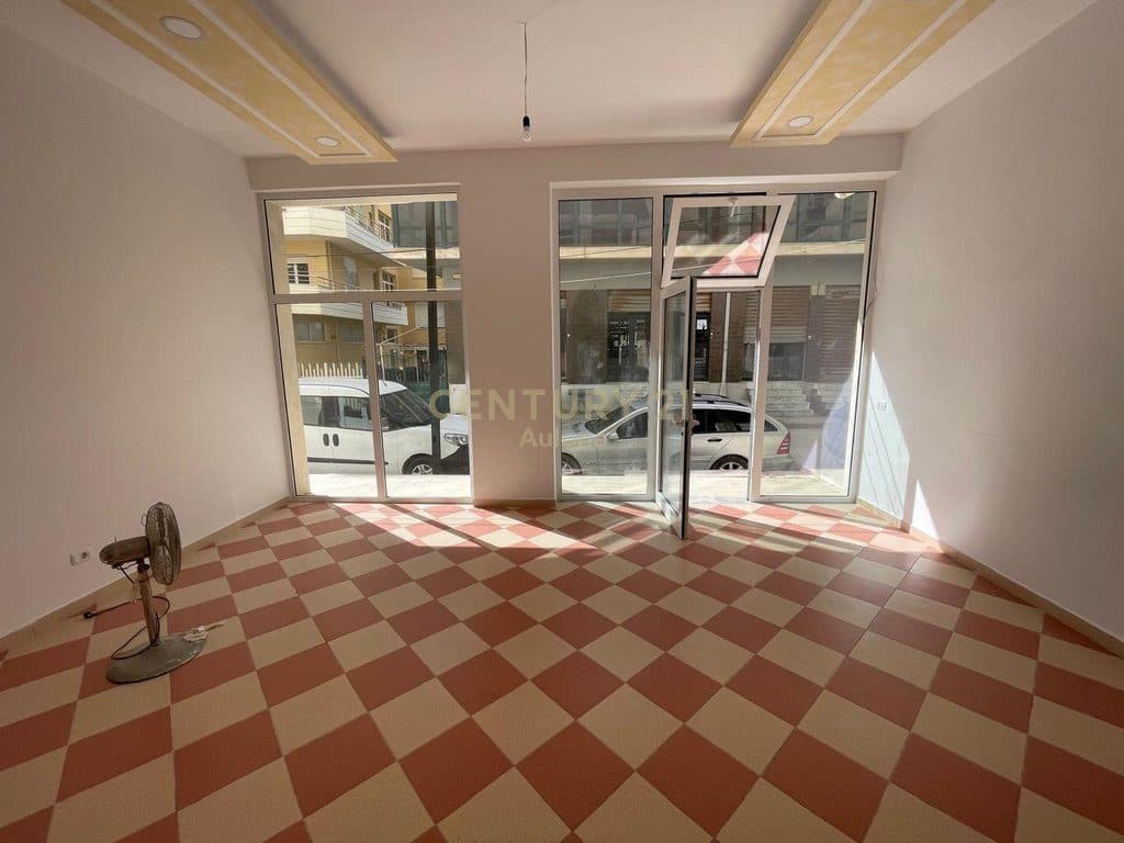 Dyqan Me Qira në Lungomare, Vlorë - 600€ 4