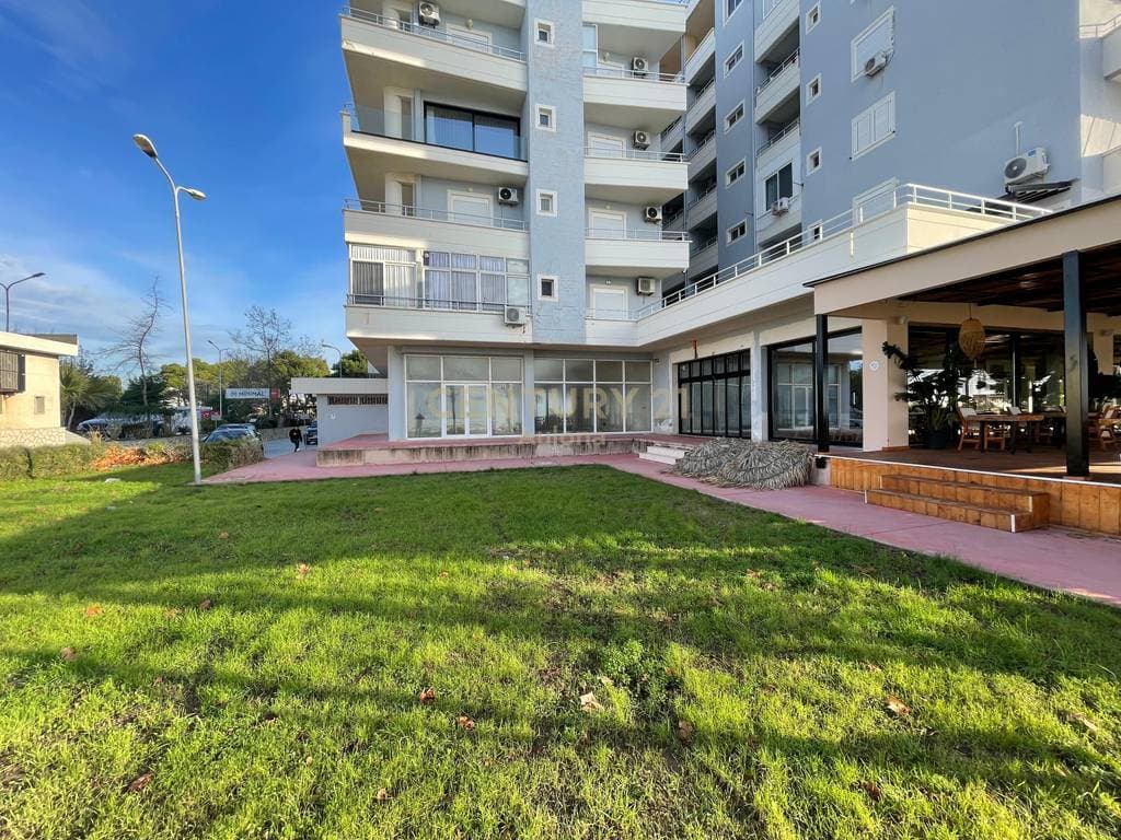 SHITET AMBIENT KOMERCIAL DHE HAPESIRE POSTE PARKIMI, PLAZHI I VJETER-VLORE!