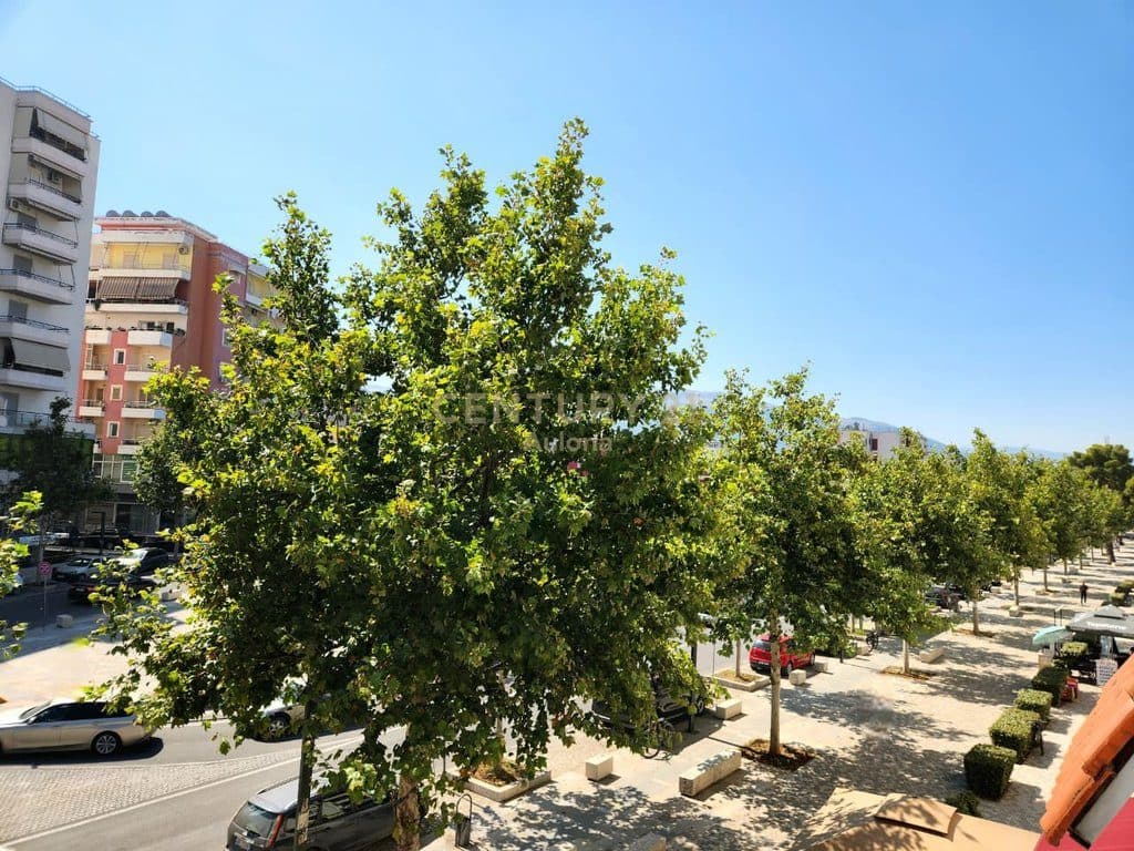 Mundësi Unike: Godinë Biznesi për Shitje në Bulevardin Kryesor, Vlorë 4