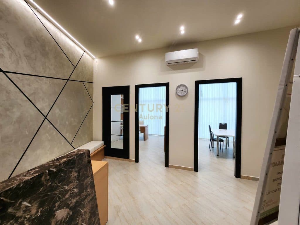 SHOP FOR RENT AT COBO CENTER NEAR LUNGOMARE 1 4