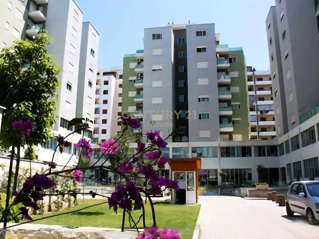 2+1 Apartment with Veranda for Sale at the "Green Tower" Complex, Vlora 2
