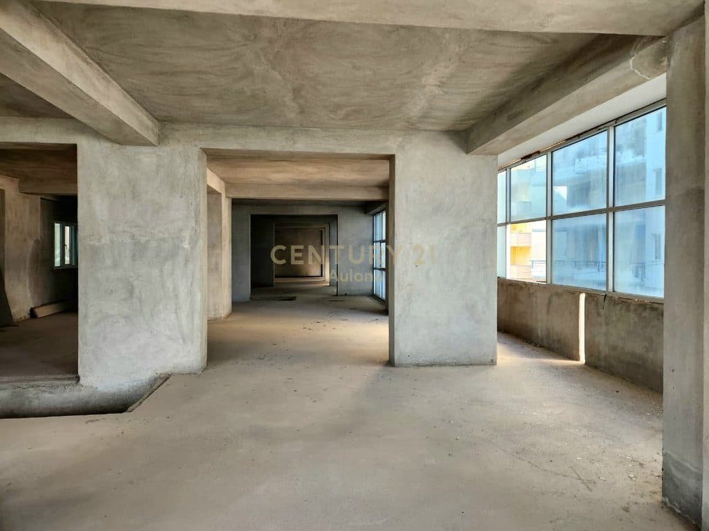 Business Premises for Sale on Lungomare 1, Vlorë – Strategic Location on the Front Line with Sea View 4