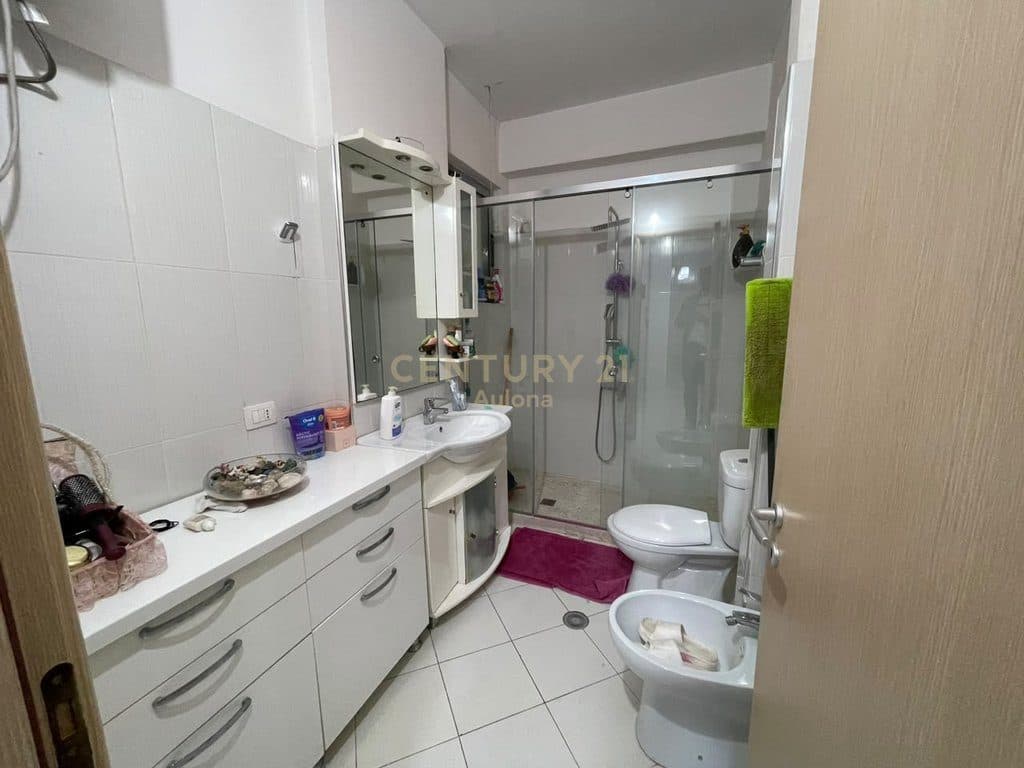 APARTAMENT ME QERA NE LUNGOMARE DERI NE 30 MAJ 3