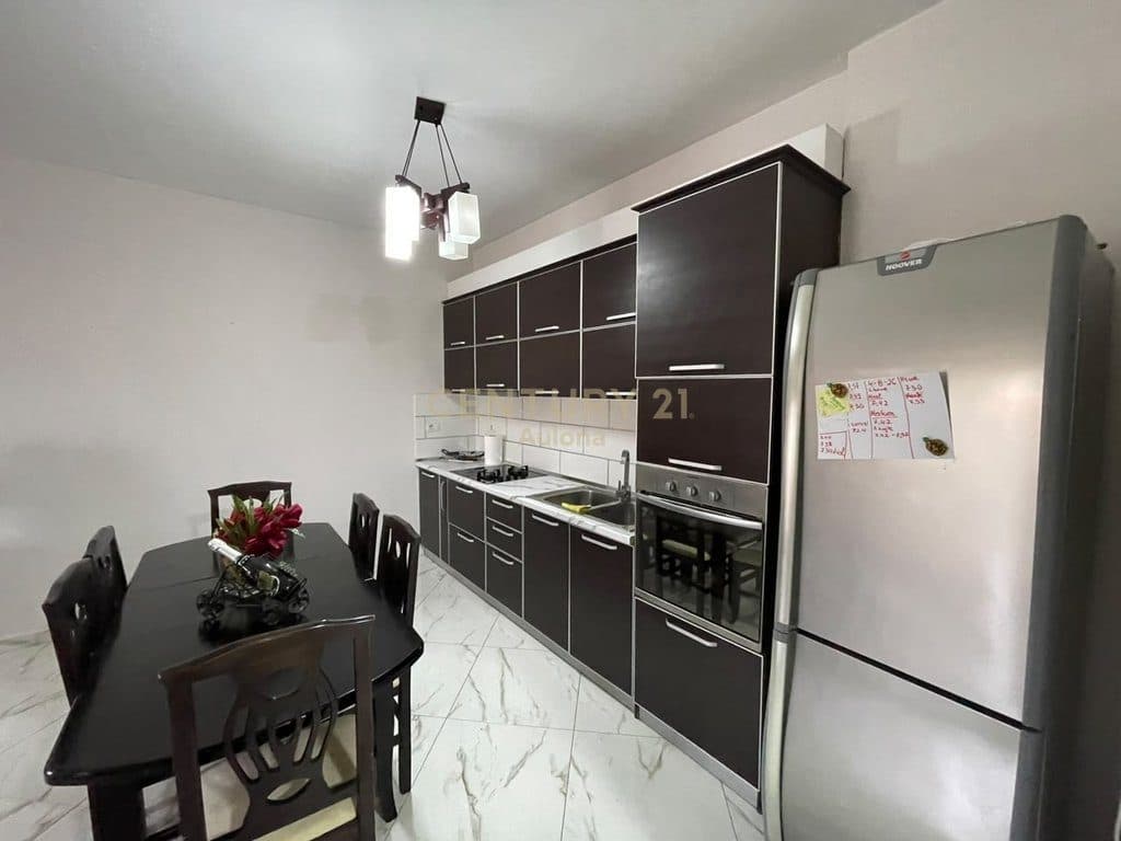 APARTAMENT ME QERA NE LUNGOMARE DERI NE 30 MAJ