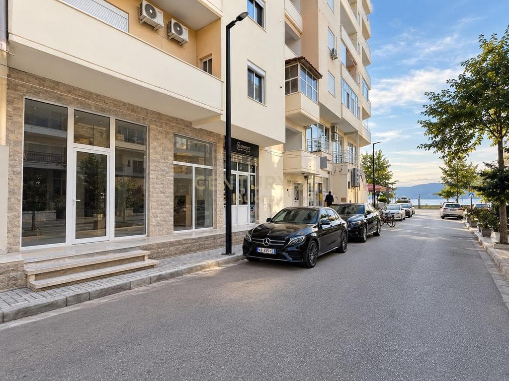 Dyqan Me Qira në Lungomare, Vlorë - 600€