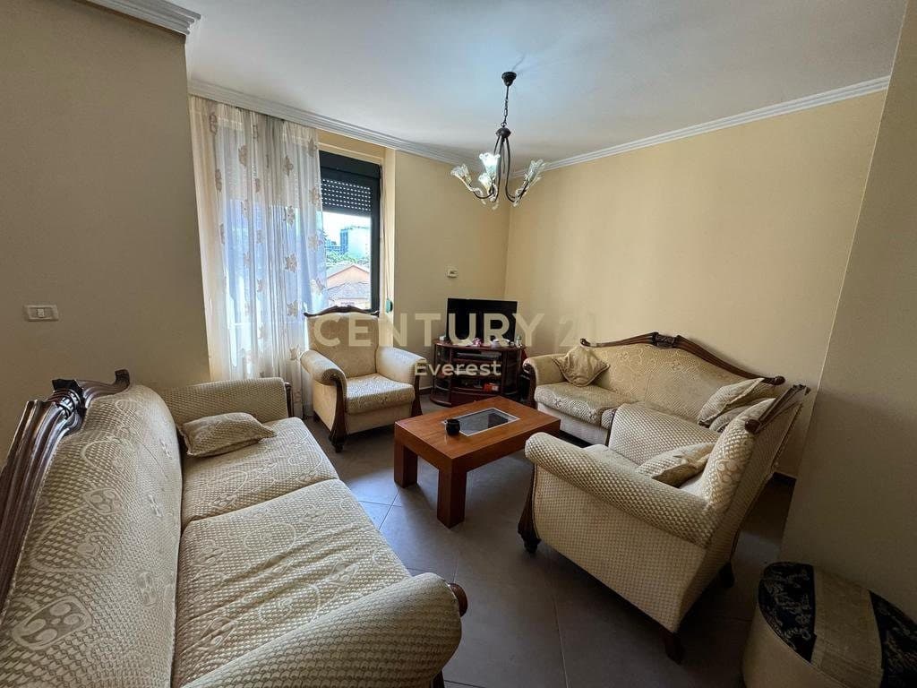 RRUGA E BOGDANEVE, APARTAMENT 3+1+2 PER QIRA