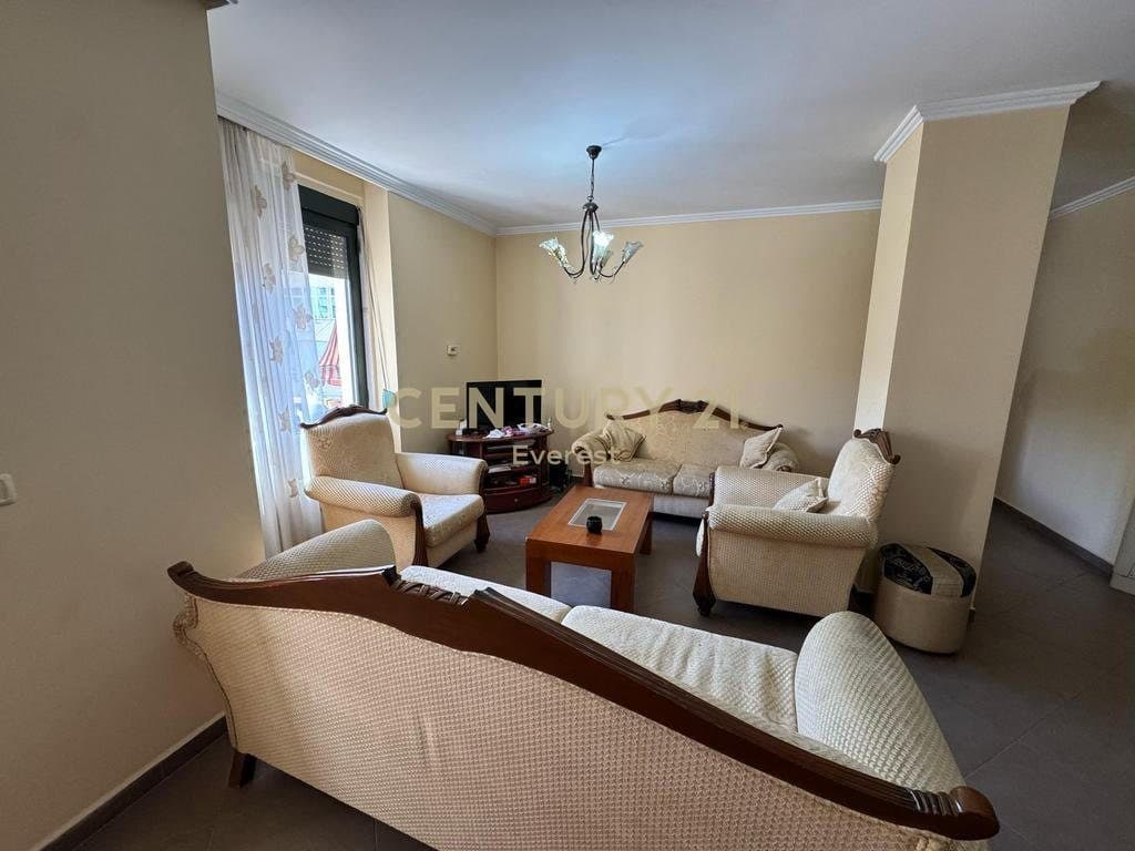 RRUGA E BOGDANEVE, APARTAMENT 3+1+2 PER QIRA 2