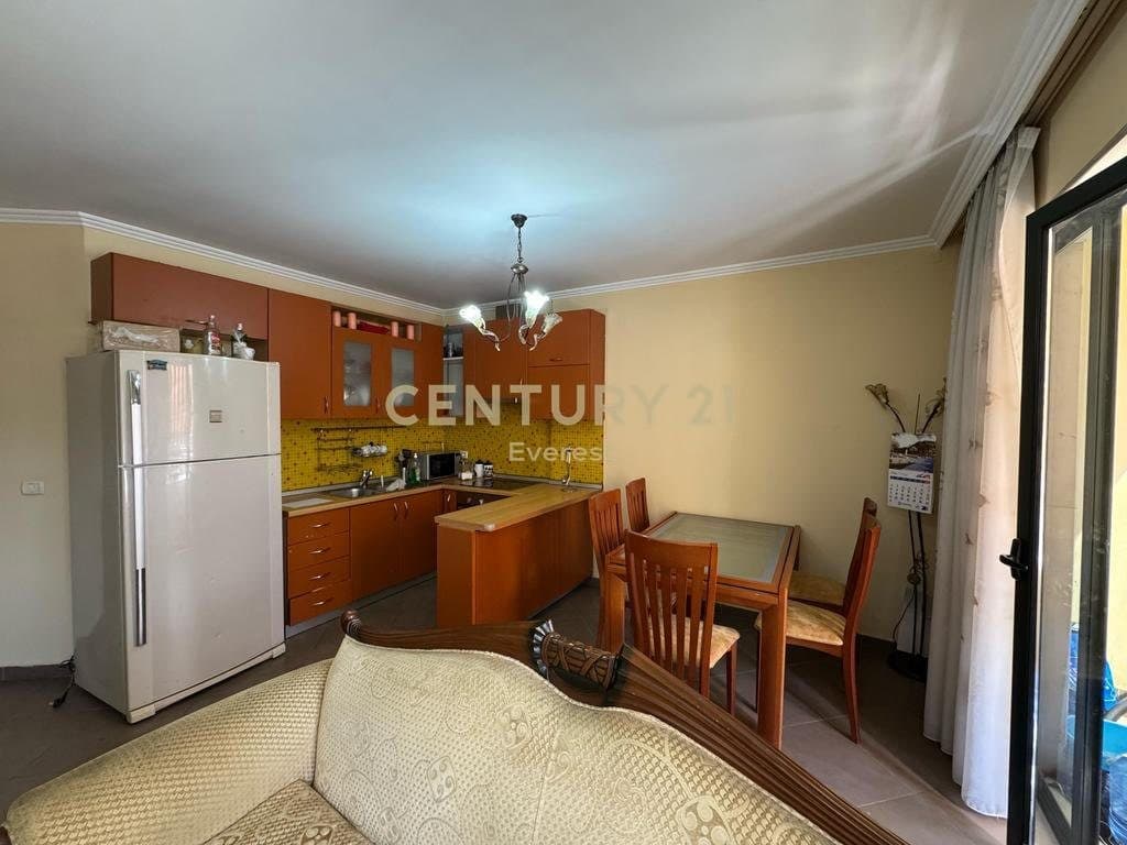 RRUGA E BOGDANEVE, APARTAMENT 3+1+2 PER QIRA 3