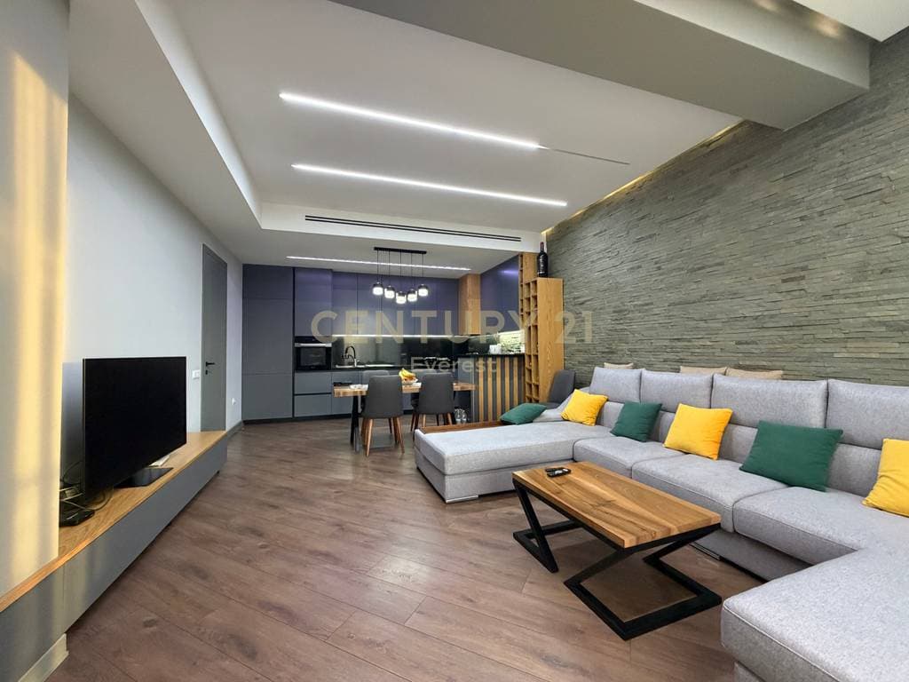 SQUARE 21 – APARTAMENT 2+1+2 NË SHITJE