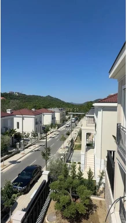 Vilë 4+1 me qera në Rruga e Mulletit, Tiranë – 250m², 2,500€ 2