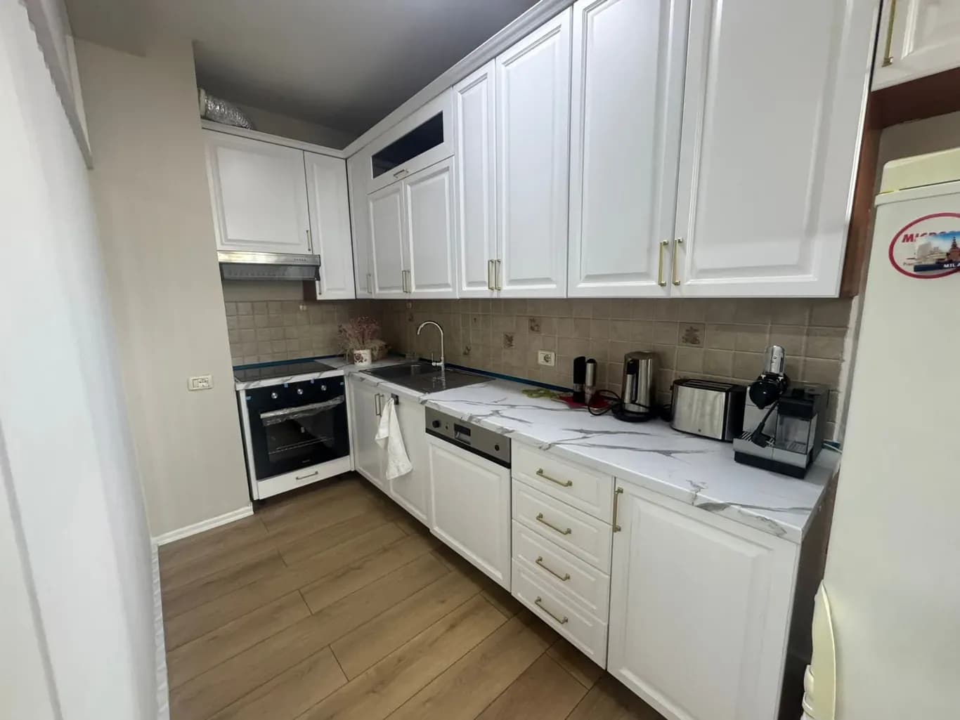 Apartament 3+1 me qera në Rruga Abdi Toptani, Tiranë – 100m², 1,000€