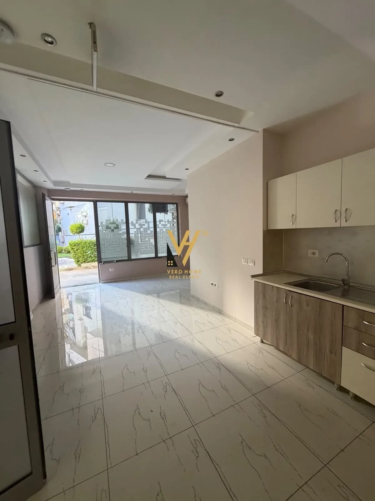 Ambient biznesi me qera në Rruga Xhanfize Keko, Tiranë – 150m², 1,000€ 4