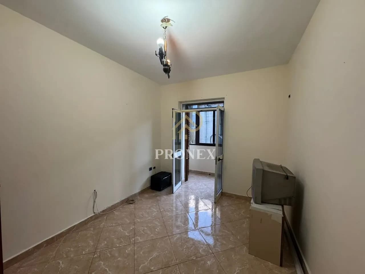 Ambient biznesi me qera në Rruga Xhanfize Keko, Tiranë – 150m², 1,000€ 2