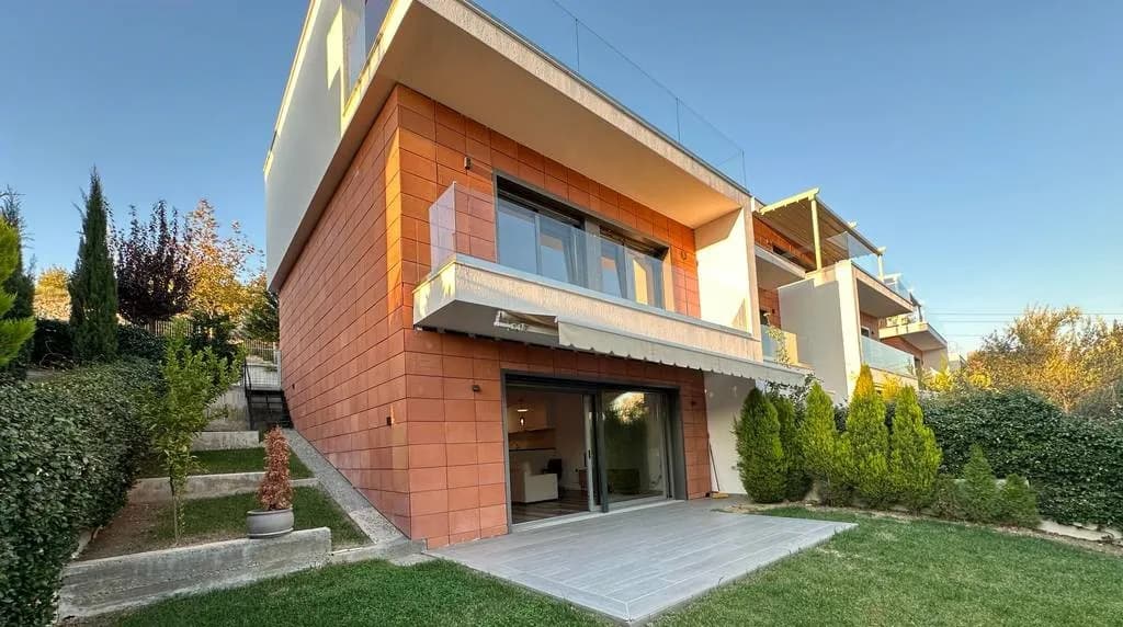 Vilë 5+1 në shitje në Rruga Mjull Bathore, Tiranë – 300m², 650,000€