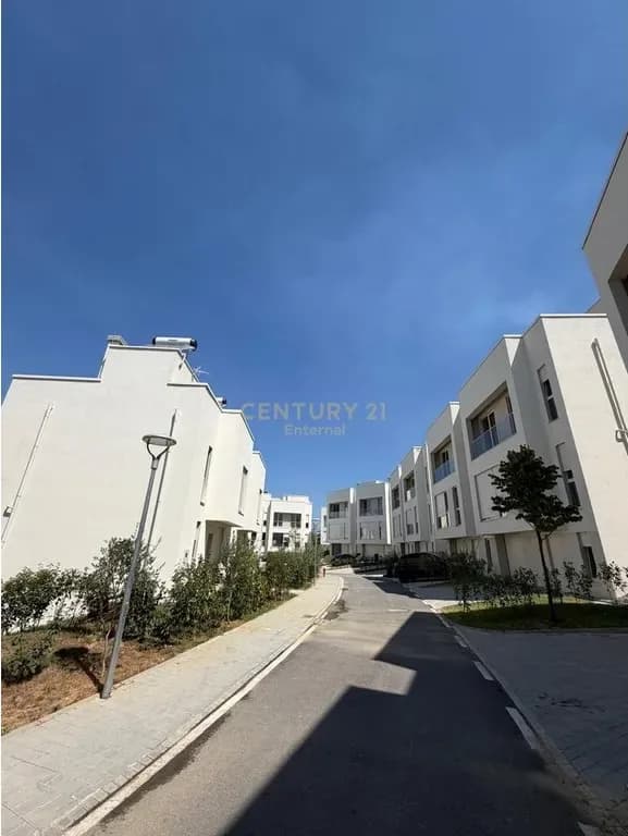 Vilë 4+1 në shitje në Farkë, Tiranë – 500m², 495,000€ 4