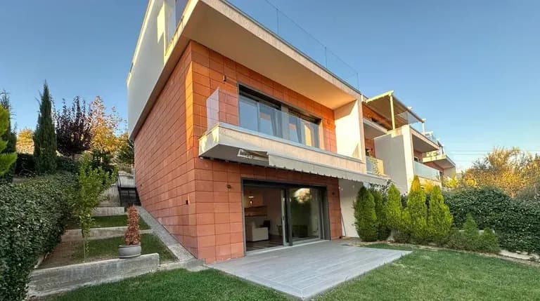 Vilë 4+1 në shitje në Rruga Mjull Bathore, Tiranë – 300m², 650,000€