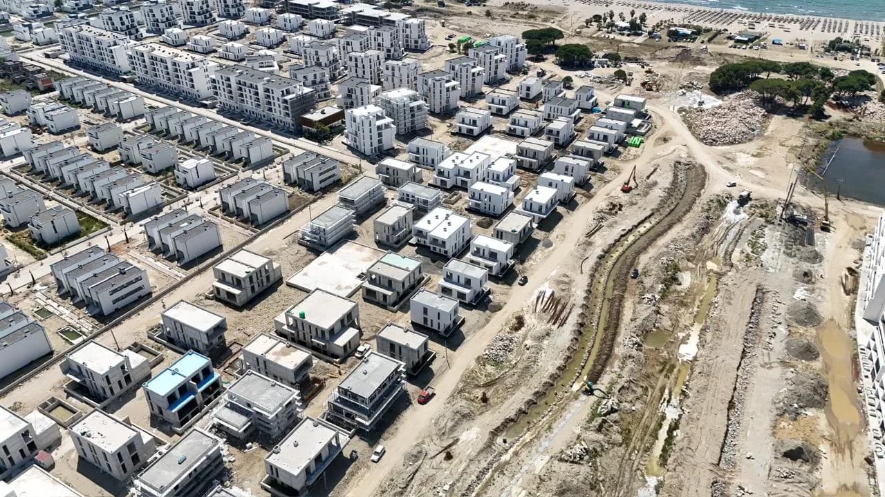Vilë 4+1 në shitje në Rruga Gjiri i Lalzit, Lalëz – 150m², 575,000€