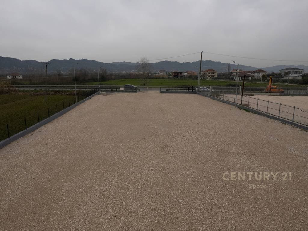 Jepet me Qira Toke 1600m2 Afer Rinasit
