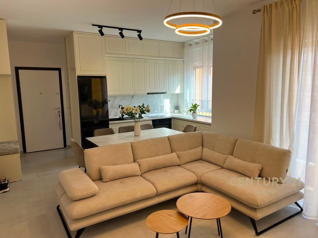 Jepet me qira apartament 2+1+2 pranë Shkollës së Kuqe! 2