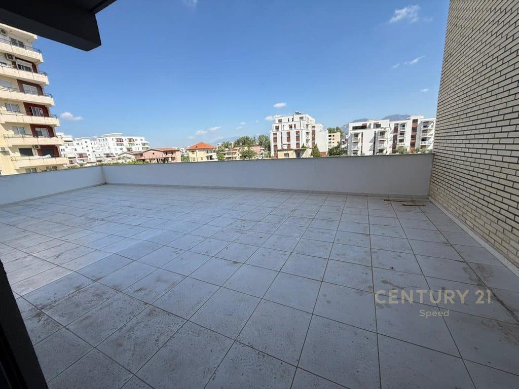 Shitet Apartament 2+1 me Verandë në Unazën e Re! 4