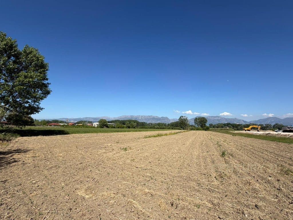 Shitet tokë me sipërfaqe 10,700 m² shumë pranë Aeroportit të Rinasit, buzë rrugës kryesore!