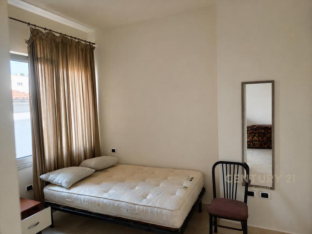 Ofrohet me qira apartament 1+1 në katin e 3-të të një vile private në zonën e 5 Majit. 3