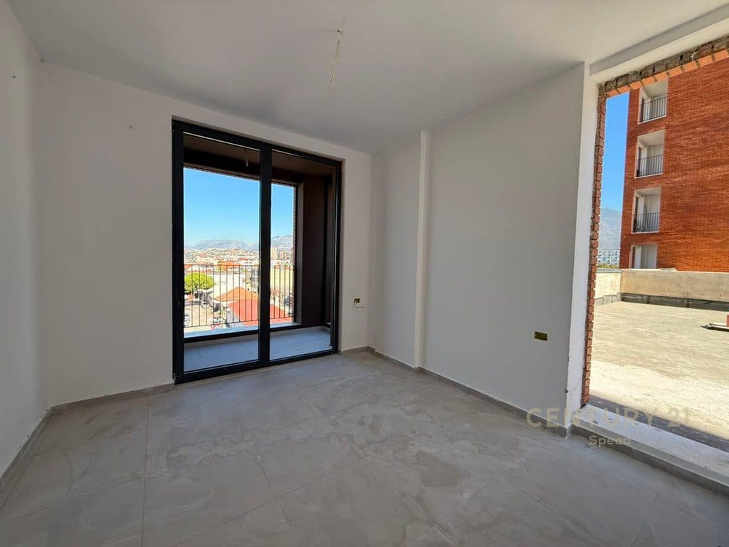 Apartament 1+1 për shitje me verandë tek Rruga Siri Kodra! 4