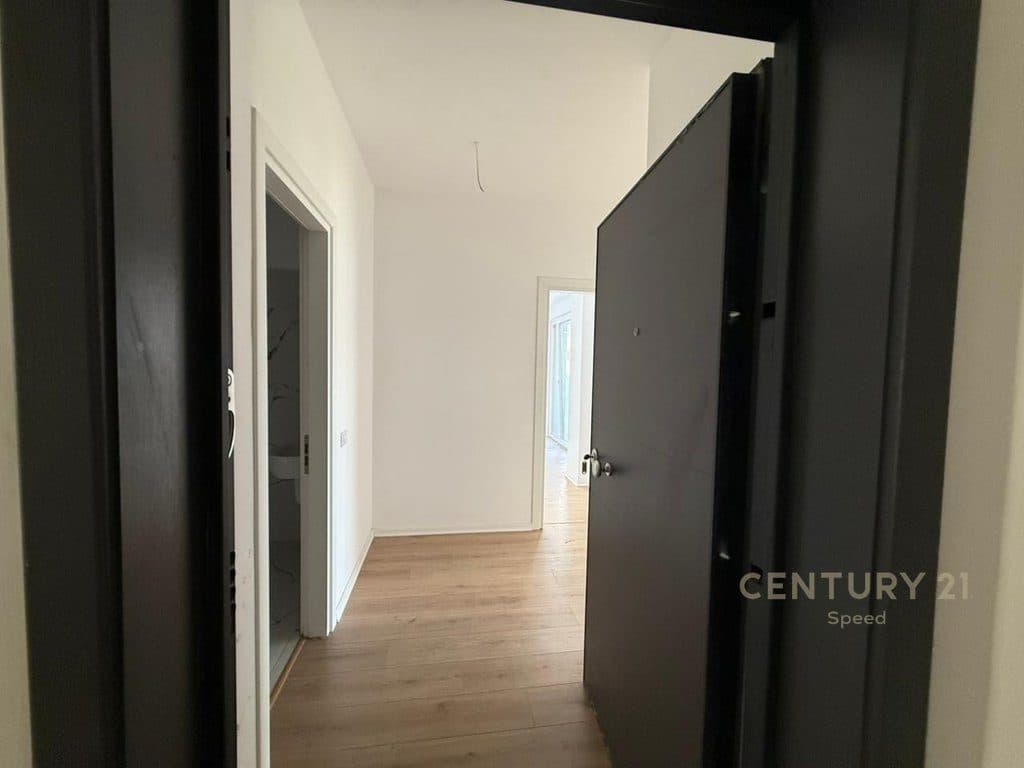 Shitet Apartament 2+1 me Verandë në Unazën e Re! 3