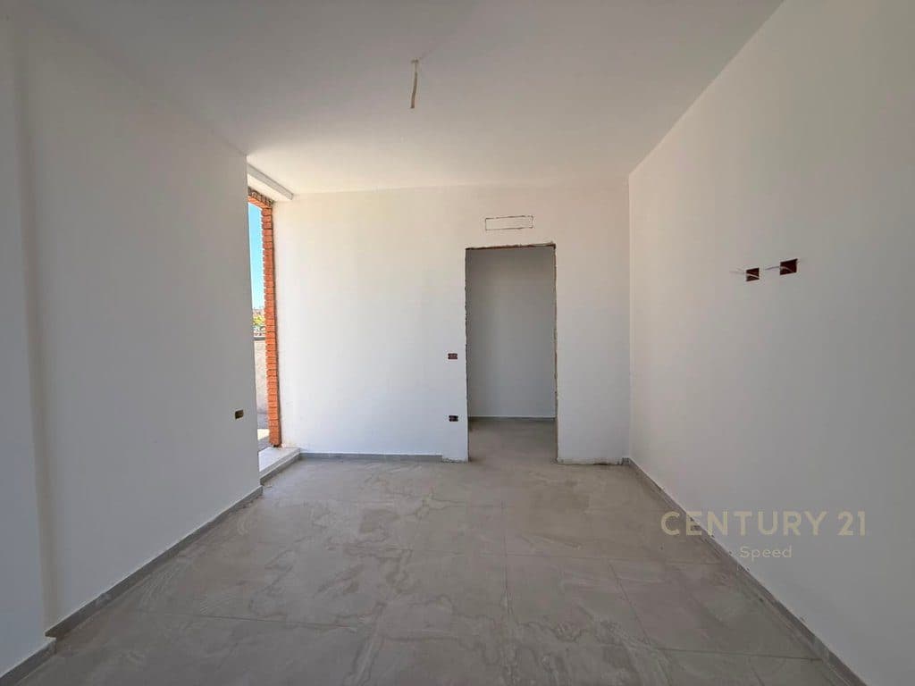 Apartament 1+1 për shitje me verandë tek Rruga Siri Kodra! 3