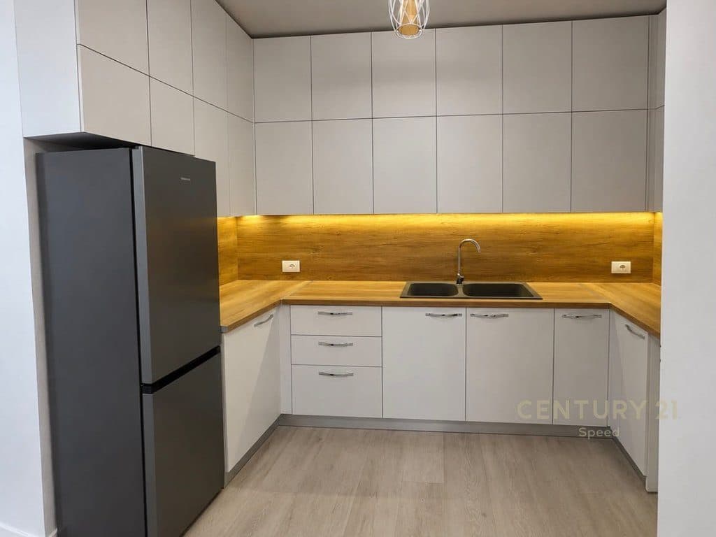 Jepet me qira apartament 2+1+2+post parkimi në Rrugën "5 Maji"!! 2