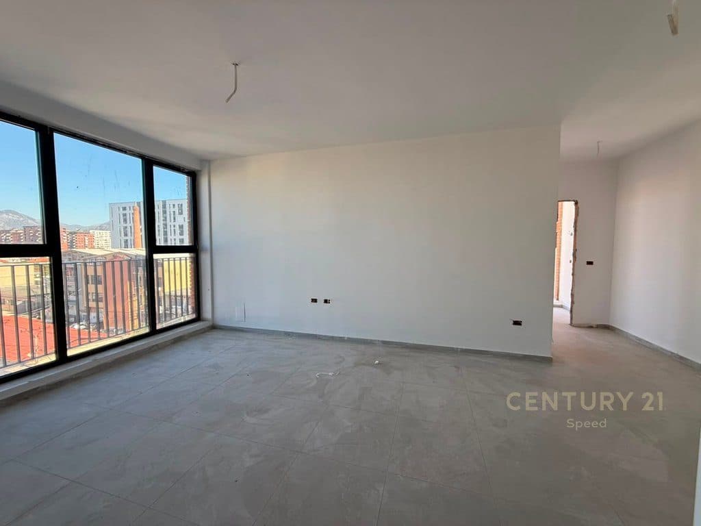 Apartament 1+1 për shitje me verandë tek Rruga Siri Kodra!