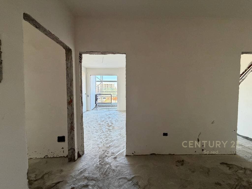Shesim apartament 3+1+2 ne Paskuqan, prane Bulevardit te Ri! 2