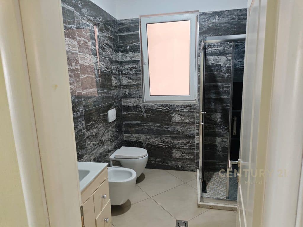 Ofrohet me qira apartament 1+1 në katin e 3-të të një vile private në zonën e 5 Majit. 4