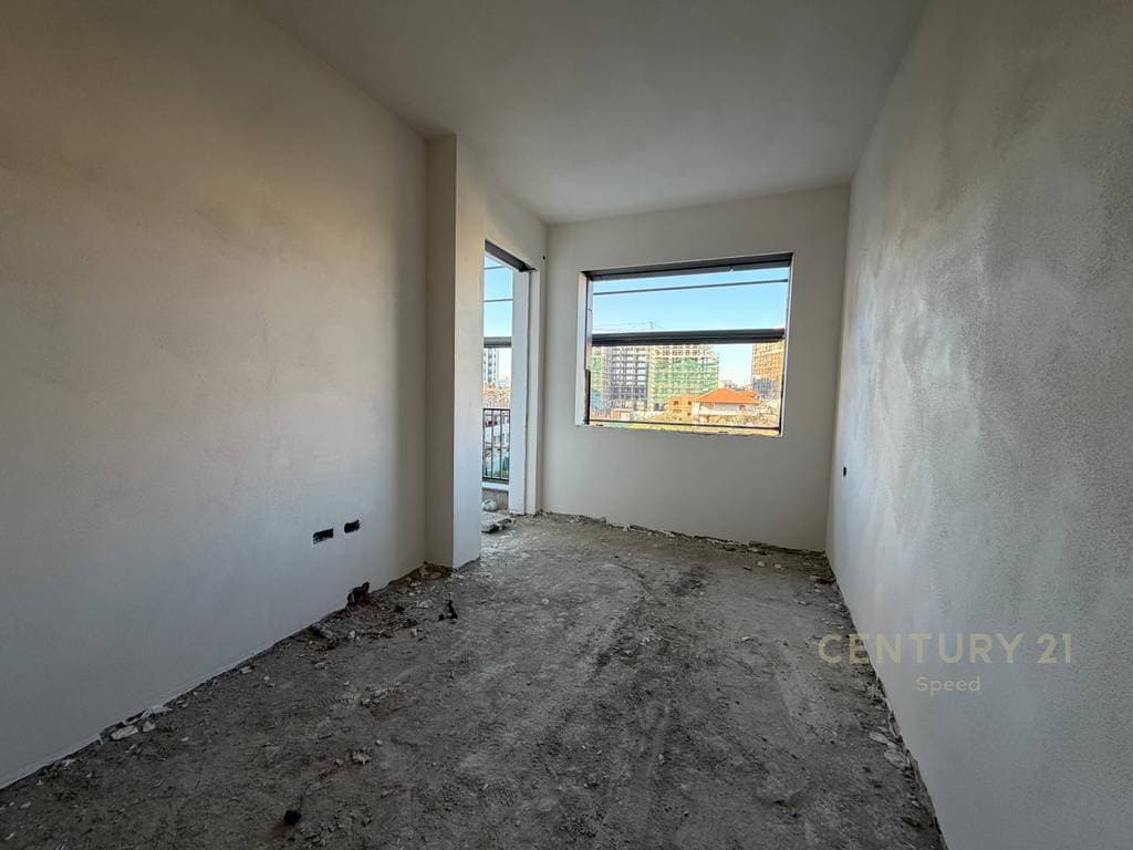 Shitet Apartament 3+1+2 ne Paskuqan, ne fund te Bulevardit te Ri!! 4